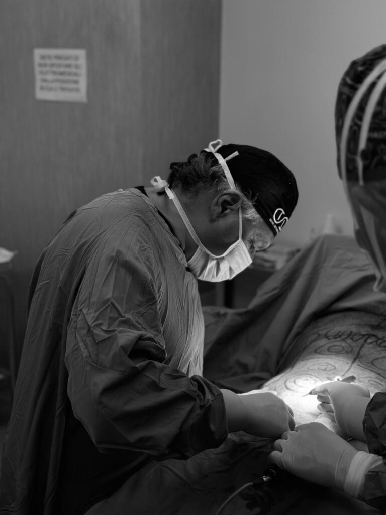 Chirurgo in sala operatoria durante intervento.